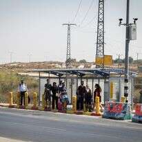 תחנת אוטובוס, אילוסטרציה | גרשון אלינסון, פלאש 90 תחנת אוטובוס, אילוסטרציה | גרשון אלינסון, פלאש 90