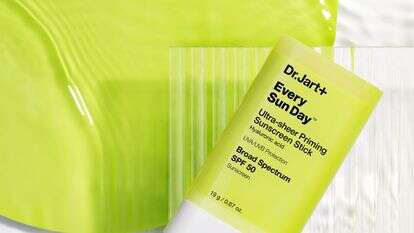 Every Sun Day Ultra Sheer Priming Sunscreen Stick SPF50 של ד"ר ג'ארט | יח"צ Every Sun Day Ultra Sheer Priming Sunscreen Stick SPF50 של ד"ר ג'ארט | יח"צ
