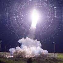 טיל יירוט מסוג THAAD (מערכת הגנה מפני טילים בגובה רב) משוגר ממתחם החלל הפסיפי באלסקה | AP