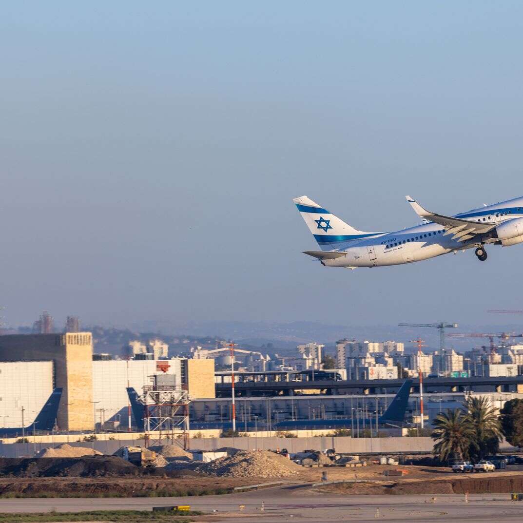 המילה "יורדים" יצאה מהאופנה, ובמקומה אומרים "מהגרים". מטוס אל על ממריא מנתב"ג | יוסי אלוני, פלאש 90 המילה "יורדים" יצאה מהאופנה, ובמקומה אומרים "מהגרים". מטוס אל על ממריא מנתב"ג | יוסי אלוני, פלאש 90