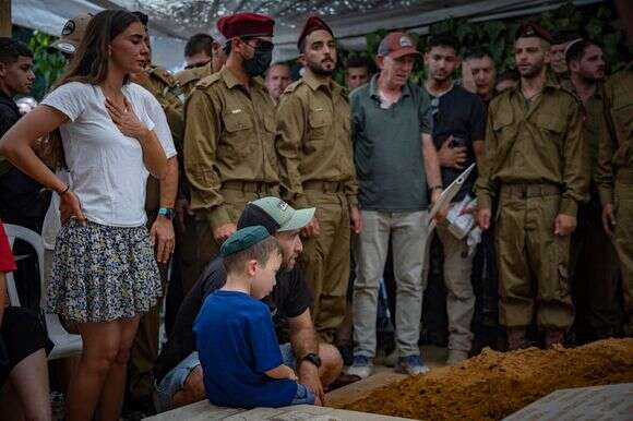 משפחתו של רס"ן הראל בירנשטוק בהלוויה בהר הרצל | יונתן זינדל, פלאש 90 משפחתו של רס"ן הראל בירנשטוק בהלוויה בהר הרצל | יונתן זינדל, פלאש 90
