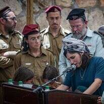 משפחתו של רס"ן הראל בירנשטוק בהלוויה בהר הרצל | יונתן זינדל, פלאש 90 משפחתו של רס"ן הראל בירנשטוק בהלוויה בהר הרצל | יונתן זינדל, פלאש 90