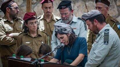 משפחתו של רס"ן הראל בירנשטוק בהלוויה בהר הרצל | יונתן זינדל, פלאש 90 משפחתו של רס"ן הראל בירנשטוק בהלוויה בהר הרצל | יונתן זינדל, פלאש 90