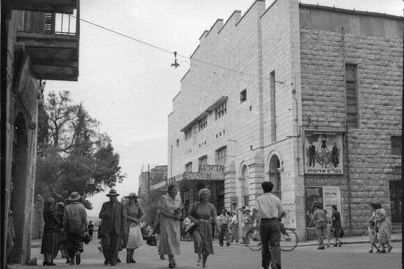 קולנוע אדיסון בירושלים, 1950 | בנו רותנברג, אוסף מיתר הספרייה הלאומית האוסף הלאומי לתצלומים על שם משפחת פריצקר קולנוע אדיסון בירושלים, 1950 | בנו רותנברג, אוסף מיתר הספרייה הלאומית האוסף הלאומי לתצלומים על שם משפחת פריצקר