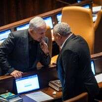 את ההבדלים ביניהם ברוב נושאי הליבה אפשר לגלות רק במיקרוסקופ. נתניהו ואיזנקוט במליאת הכנסת | אורן בן חקון את ההבדלים ביניהם ברוב נושאי הליבה אפשר לגלות רק במיקרוסקופ. נתניהו ואיזנקוט במליאת הכנסת | אורן בן חקון