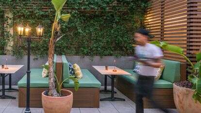 אזור הישיבה החיצוני, "לה טראסה" (La Terraza), במלון Innside Barcelona Apolo. | מישל קורל / עבור הוושינגטון פוסט אזור הישיבה החיצוני, "לה טראסה" (La Terraza), במלון Innside Barcelona Apolo. | מישל קורל / עבור הוושינגטון פוסט