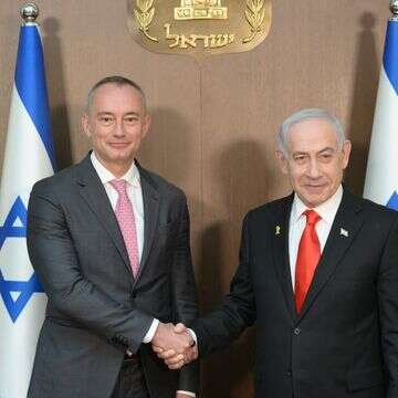 רה"מ נתניהו ומנכ"ל מועצת השלום בעזה, בפגישתם בלשכת רה"מ בירושלים. ינואר 2026 | עמוס בן גרשום, לע"מ רה"מ נתניהו ומנכ"ל מועצת השלום בעזה, בפגישתם בלשכת רה"מ בירושלים. ינואר 2026 | עמוס בן גרשום, לע"מ