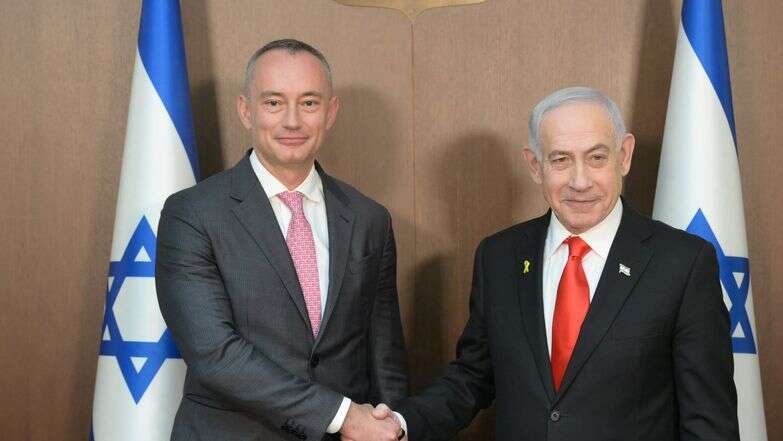 רה"מ נתניהו ומנכ"ל מועצת השלום בעזה, בפגישתם בלשכת רה"מ בירושלים. ינואר 2026 | עמוס בן גרשום, לע"מ רה"מ נתניהו ומנכ"ל מועצת השלום בעזה, בפגישתם בלשכת רה"מ בירושלים. ינואר 2026 | עמוס בן גרשום, לע"מ