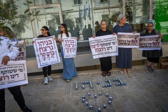 בני משפחתי של בניהו רזי בבית משפט השלום בירושלים | חיים גולדברג / פלאש 90 בני משפחתי של בניהו רזי בבית משפט השלום בירושלים | חיים גולדברג / פלאש 90