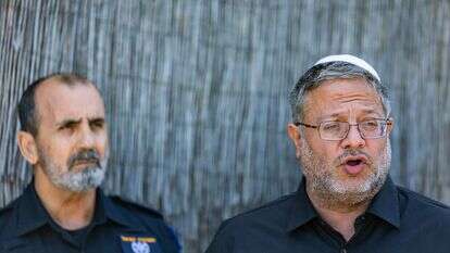 השר לביטחון לאומי בן גביר לצד המפכ"ל לוי | חיים גולדברג, פלאש 90 השר לביטחון לאומי בן גביר לצד המפכ"ל לוי | חיים גולדברג, פלאש 90