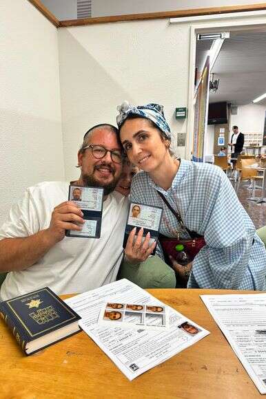 בני הזוג כהן־קודאר עם תעודות הזהות הישראליות | באדיבות המשפחה בני הזוג כהן־קודאר עם תעודות הזהות הישראליות | באדיבות המשפחה