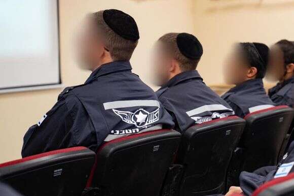 לעודד מודלים מנצחים. טכנאים חרדים בבסיס תל־נוף | דובר צה"ל לעודד מודלים מנצחים. טכנאים חרדים בבסיס תל־נוף | דובר צה"ל