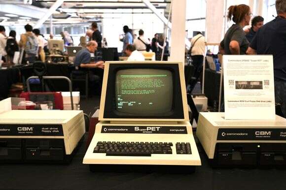 מחשב Commodore SP9000 "Super PET" משנת 1981 וכונני תקליטונים מוצגים בפסטיבל המחשבים הישנים | AP מחשב Commodore SP9000 "Super PET" משנת 1981 וכונני תקליטונים מוצגים בפסטיבל המחשבים הישנים | AP