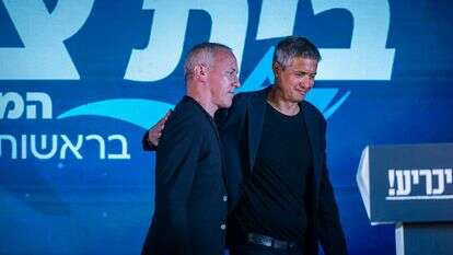 יועז הנדל וחילי טרופר בכנס מפלגת "בית ציוני" | יונתן זינדל, פלאש 90 יועז הנדל וחילי טרופר בכנס מפלגת "בית ציוני" | יונתן זינדל, פלאש 90
