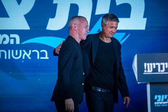 יועז הנדל וחילי טרופר בכנס מפלגת "בית ציוני" | יונתן זינדל, פלאש 90 יועז הנדל וחילי טרופר בכנס מפלגת "בית ציוני" | יונתן זינדל, פלאש 90