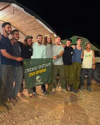 חיילים בודדים קיבלו מתנות ממשפחותיהם בלוס אנג'לס | באדיבות שירן פרץ חיילים בודדים קיבלו מתנות ממשפחותיהם בלוס אנג'לס | באדיבות שירן פרץ