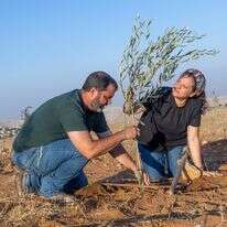 פתאום קם אדם דף הבית | יוסי אלוני פתאום קם אדם דף הבית | יוסי אלוני