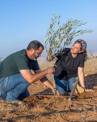 פתאום קם אדם דף הבית | יוסי אלוני פתאום קם אדם דף הבית | יוסי אלוני