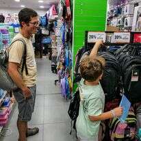 ילדים קונים ציוד לבית הספר לקראת תחילת שנת הלימודים החדשה בחנות בירושלים | נתי שוחט/פלאש90 ילדים קונים ציוד לבית הספר לקראת תחילת שנת הלימודים החדשה בחנות בירושלים | נתי שוחט/פלאש90
