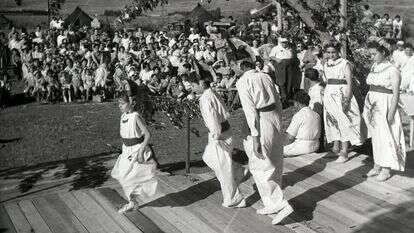 טקס ביכורים בחג השבועות בקיבוץ כפר־בלום, 1946 | מתוך אתר פיקיוויקי טקס ביכורים בחג השבועות בקיבוץ כפר־בלום, 1946 | מתוך אתר פיקיוויקי