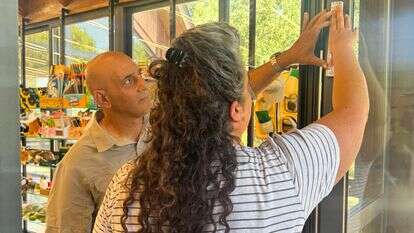 קביעת מזוזה במרכז החדש | שלומית שביט, רשות הטבע והגנים קביעת מזוזה במרכז החדש | שלומית שביט, רשות הטבע והגנים