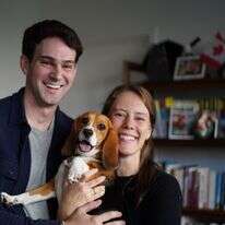 מאט ומגי ווקר מצטלמים עם כלבת הביגל ההיפואלרגנית שלהם, ביילי, שעברה עריכה גנטית | Matt and Maggie Walker pose for a photo with their gene-edited hypoallergenic beagle, Bailey, in New York on Aug. 4, 2026. (AP Photo/Mary Conlon) מאט ומגי ווקר מצטלמים עם כלבת הביגל ההיפואלרגנית שלהם, ביילי, שעברה עריכה גנטית | Matt and Maggie Walker pose for a photo with their gene-edited hypoallergenic beagle, Bailey, in New York on Aug. 4, 2026. (AP Photo/Mary Conlon)