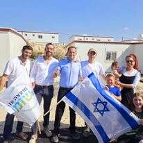 יוסי דגן עם המשפחות הראשונות ביישוב גנים | רועי חדי יוסי דגן עם המשפחות הראשונות ביישוב גנים | רועי חדי