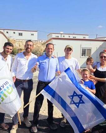 יוסי דגן עם המשפחות הראשונות ביישוב גנים | רועי חדי