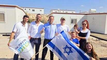 יוסי דגן עם המשפחות הראשונות ביישוב גנים | רועי חדי יוסי דגן עם המשפחות הראשונות ביישוב גנים | רועי חדי