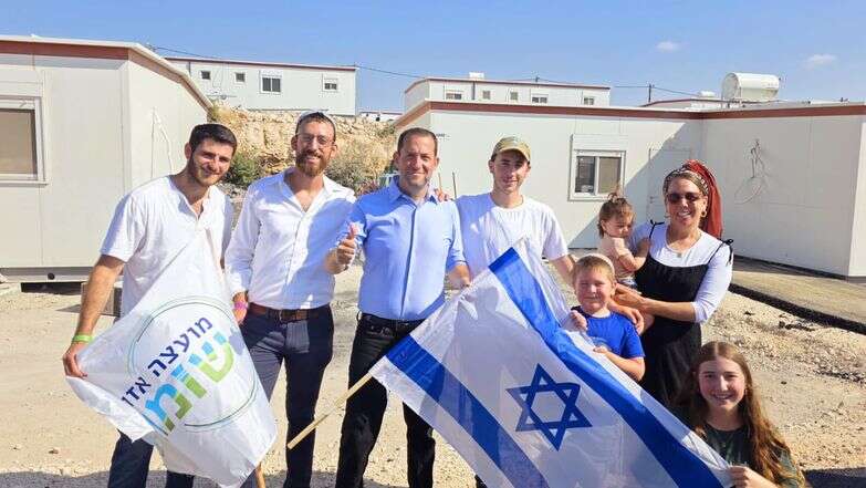 יוסי דגן עם המשפחות הראשונות ביישוב גנים | רועי חדי