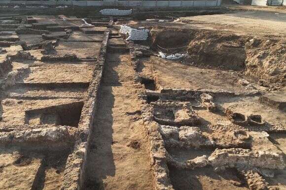 לאורך הרחובות נחשפה סדרת חדרים ששימשו כחנויות או מחסנים, מתקני תעשייה וכבשני יוצר | אמיל אלג'ם, רשות העתיקות לאורך הרחובות נחשפה סדרת חדרים ששימשו כחנויות או מחסנים, מתקני תעשייה וכבשני יוצר | אמיל אלג'ם, רשות העתיקות