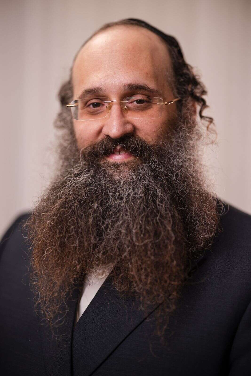 "בין הכיסאות". אלבוים | מפלגת הקהל "בין הכיסאות". אלבוים | מפלגת הקהל