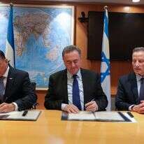 שר הביטחון ישראל כ"ץ ונציג הונדורס במעמד החתימה על מזכר ההבנות בין המדינות | אריאל חרמוני, משרד הביטחון שר הביטחון ישראל כ"ץ ונציג הונדורס במעמד החתימה על מזכר ההבנות בין המדינות | אריאל חרמוני, משרד הביטחון