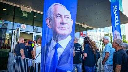 בוחרי הליכוד ממתינים להיכנס לקלפי | אבשלום ששוני, פלאש 90 בוחרי הליכוד ממתינים להיכנס לקלפי | אבשלום ששוני, פלאש 90