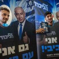 בוחרים בבחירות המקדימות של הליכוד מצטלמים עם פלקט של ראש הממשלה נתניהו | חיים גולדברג, פלאש 90