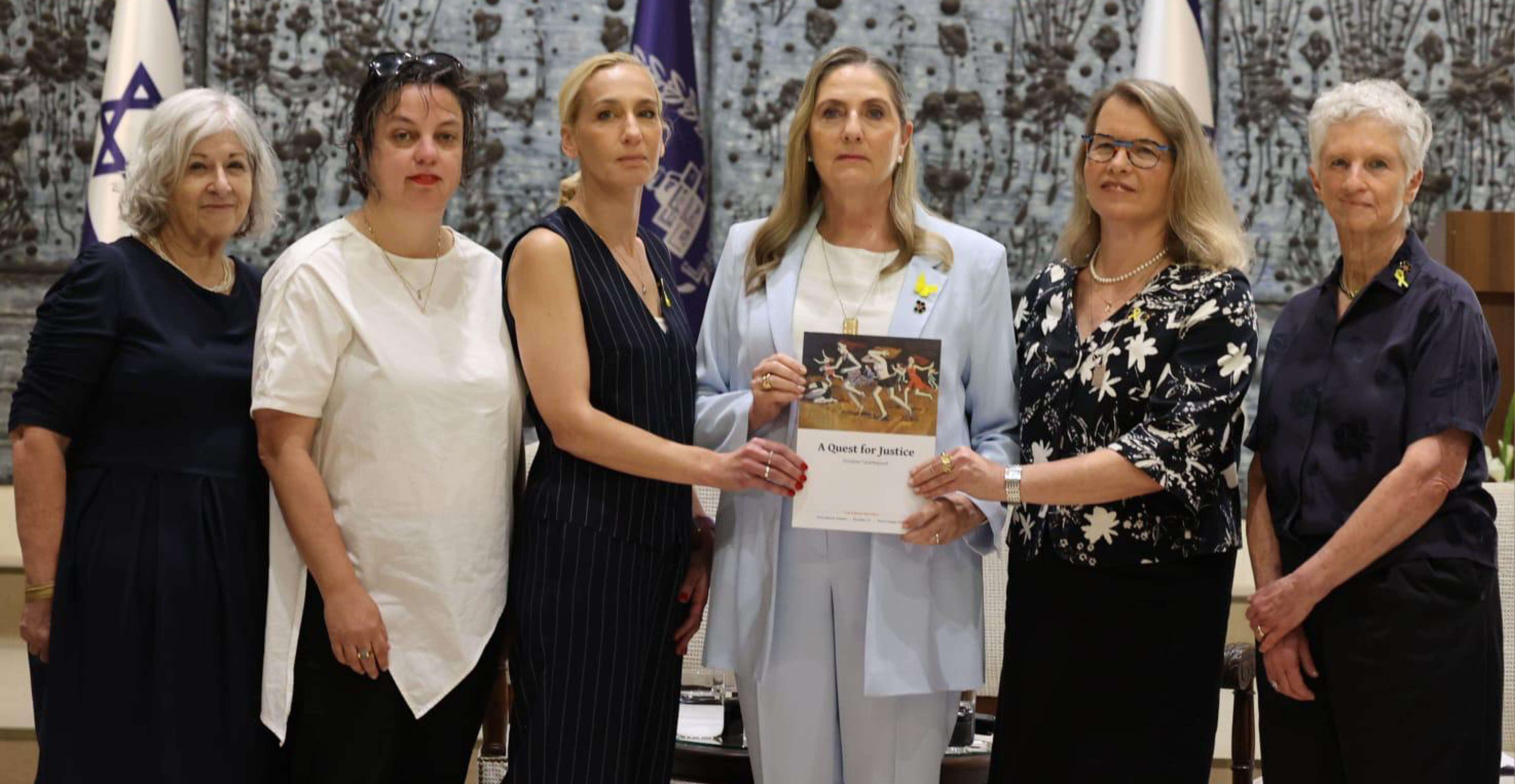 "יש מי שלכודים בדיכוטומיה שאם יש לך אהדה למצב הפלסטינים, אתה לא יכול לחוש חמלה כלשהי כלפי ישראלי". חברות פרויקט דינה בהענקת הדו"ח לאשת נשיא המדינה | איציק בירן "יש מי שלכודים בדיכוטומיה שאם יש לך אהדה למצב הפלסטינים, אתה לא יכול לחוש חמלה כלשהי כלפי ישראלי". חברות פרויקט דינה בהענקת הדו"ח לאשת נשיא המדינה | איציק בירן