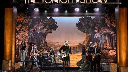 פיבי ברידג'רס מופיעה בתוכנית "The Tonight Show Starring Jimmy Fallon" בניו יורק ב-14 ביולי 2026 | Todd Owyoung/NBC via AP פיבי ברידג'רס מופיעה בתוכנית "The Tonight Show Starring Jimmy Fallon" בניו יורק ב-14 ביולי 2026 | Todd Owyoung/NBC via AP