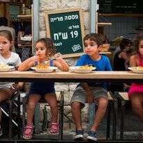 ילדים אוכלים במסעדה במחנה יהודה בירושלים | יונתן זינדל/Flash90 ילדים אוכלים במסעדה במחנה יהודה בירושלים | יונתן זינדל/Flash90