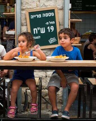ילדים אוכלים במסעדה במחנה יהודה בירושלים | יונתן זינדל/Flash90 ילדים אוכלים במסעדה במחנה יהודה בירושלים | יונתן זינדל/Flash90