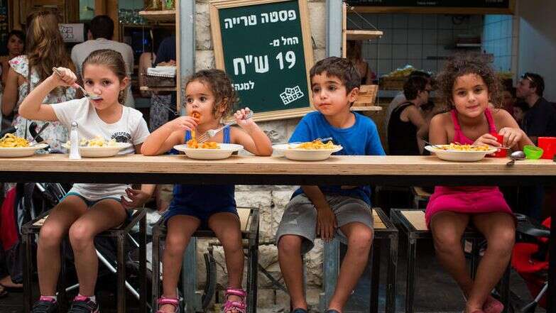 ילדים אוכלים במסעדה במחנה יהודה בירושלים | יונתן זינדל/Flash90 ילדים אוכלים במסעדה במחנה יהודה בירושלים | יונתן זינדל/Flash90