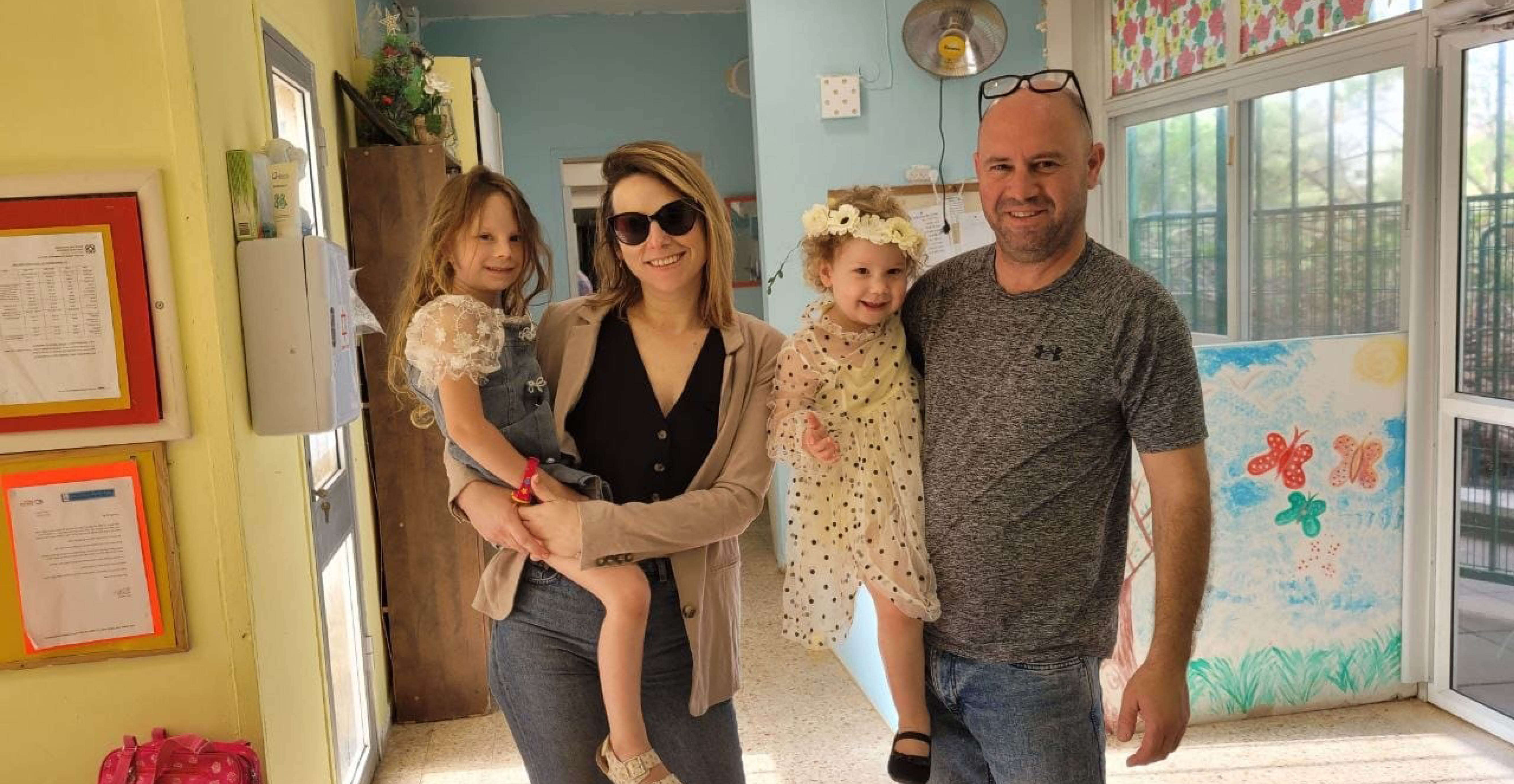 "הבאתי את הבנות לגור בבית האחרון במדינה". עם משפחתה | באדיבות המרואיינת "הבאתי את הבנות לגור בבית האחרון במדינה". עם משפחתה | באדיבות המרואיינת