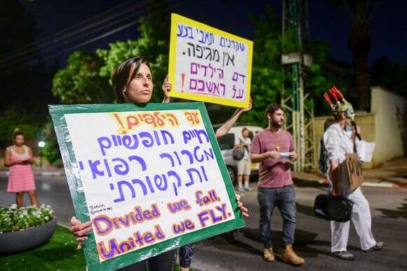 הפייק התפשט מהר יותר מאשר התשובות
המבוססות. הפגנת מתנגדי חיסונים | אבשלום ששוני, פלאש 90 הפייק התפשט מהר יותר מאשר התשובות
המבוססות. הפגנת מתנגדי חיסונים | אבשלום ששוני, פלאש 90
