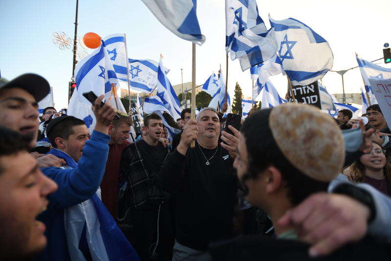"הימין המדיני לא נמצא על המגרש כשחקן עצמאי". הפגנה בעד הרפורמה המשפטית 2023 | גילי יערי פלאש 90 "הימין המדיני לא נמצא על המגרש כשחקן עצמאי". הפגנה בעד הרפורמה המשפטית 2023 | גילי יערי פלאש 90