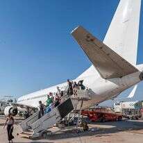 ישראלים יורדים מהמטוס בשדה התעופה בנאפולי, איטליה | יוסי אלוני, פלאש 90 ישראלים יורדים מהמטוס בשדה התעופה בנאפולי, איטליה | יוסי אלוני, פלאש 90