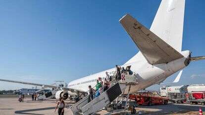 ישראלים יורדים מהמטוס בשדה התעופה בנאפולי, איטליה | יוסי אלוני, פלאש 90 ישראלים יורדים מהמטוס בשדה התעופה בנאפולי, איטליה | יוסי אלוני, פלאש 90