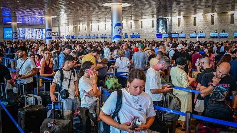 אלפי נוסעים ממתינים לטיסות. השביתה היום | אבשלום ששוני פלאש90 אלפי נוסעים ממתינים לטיסות. השביתה היום | אבשלום ששוני פלאש90