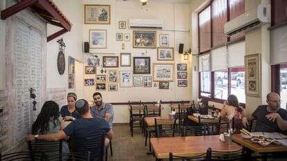 ארוחת צהריים במסעדת המזון המסורתי מרדוך בשוק מחנה יהודה בצהריים קיציים | הדס פרוש/פלאש90 ארוחת צהריים במסעדת המזון המסורתי מרדוך בשוק מחנה יהודה בצהריים קיציים | הדס פרוש/פלאש90
