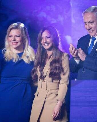 ראש הממשלה בנימין נתניהו ורעייתו שרה עם הזמרת עדן בן זקן באירוע של מפלגת הליכוד בירושלים, 16 באפריל 2019 | הדס פרוש, פלאש 90 ראש הממשלה בנימין נתניהו ורעייתו שרה עם הזמרת עדן בן זקן באירוע של מפלגת הליכוד בירושלים, 16 באפריל 2019 | הדס פרוש, פלאש 90