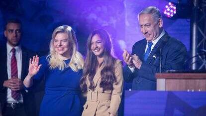 ראש הממשלה בנימין נתניהו ורעייתו שרה עם הזמרת עדן בן זקן באירוע של מפלגת הליכוד בירושלים, 16 באפריל 2019 | הדס פרוש, פלאש 90 ראש הממשלה בנימין נתניהו ורעייתו שרה עם הזמרת עדן בן זקן באירוע של מפלגת הליכוד בירושלים, 16 באפריל 2019 | הדס פרוש, פלאש 90