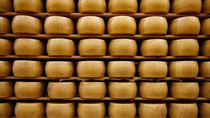 גלגלי גבינת פרמזן Parmigiano Reggiano מאוחסנים בנוצ'טו, ליד פארמה, איטליה | AP